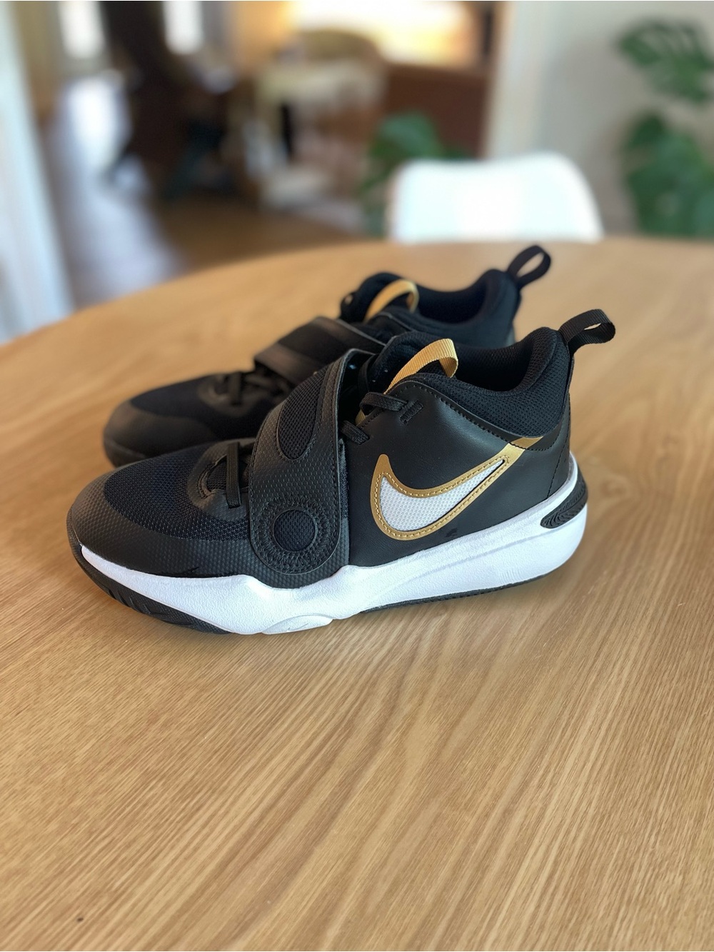 Nike Big Kids Team Hustle Black and Gold Sneakers size 6Y